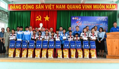 Lãnh đạo các đơn vị trao quà cho các em học sinh có hoàn cảnh khó khăn của xã Sơn Hà, huyện Sơn Hòa. 