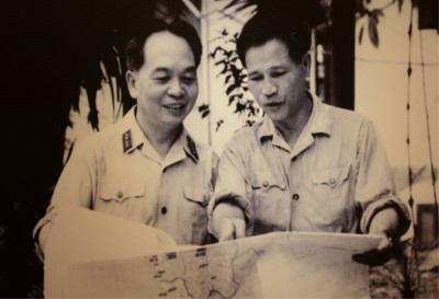 Đại tướng Nguyễn Chí Thanh cùng Đại tướng Võ Nguyên Giáp trao đổi về tình hình chiến sự, năm 1967. Ảnh tư liệu