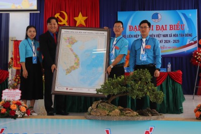 Anh Võ Hoài Văn – Bí thư Thị Đoàn, Chủ tịch Hội LHTN Việt Nam thị xã tặng bản đồ Việt Nam chúc mừng Đại hội.
