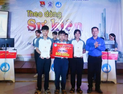 Đồng chí Võ Duy Kha, Phó Bí thư Tỉnh Đoàn, Chủ tịch Hội Sinh viên Việt Nam tỉnh trao giải nhất Trường THPT Nguyễn Huệ.