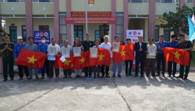 Thường trực Thành ủy Tuy Hòa cùng lãnh đạo các đơn vị tặng cờ Tổ quốc và ảnh Bác Hồ cho ngư dân.