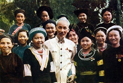 Chủ tịch Hồ Chí Minh với đồng bào các dân tộc thiểu số ở Việt Bắc (ảnh tư liệu Bảo tàng Hồ Chí Minh)