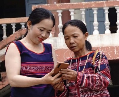 Bà con đồng bào ở thôn Xí Thoại, xã Xuân Lãnh, huyện Đồng Xuân tiếp cận với chuyển đổi số thông qua các ứng dụng số từ điện thoại thông minh. Ảnh: NGUYỄN CHƯƠNG