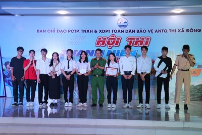  Thượng tá Trần Khắc Quang – Trưởng Công an thị xã (giữa) trao giải nhất cho đội thi trường THPT Lê Trung Kiên