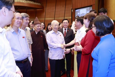 Tổng Bí thư Nguyễn Phú Trọng cùng với các đồng chí lãnh đạo Đảng, Nhà nước và các đại biểu Quốc hội tham dự Kỳ họp thứ năm, Quốc hội khóa XV. Ảnh: TTXVN