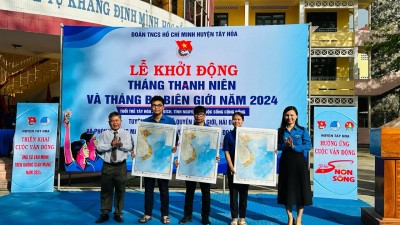 Huyện Đoàn đã trao tặng Bản đồ Việt Nam hưởng ứng Cuộc vận động "Tự hào một dải non sông Việt Nam" do Trung ương Đoàn phát động.