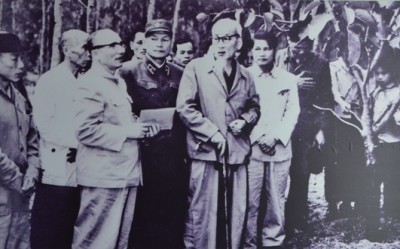 Hàng đầu từ trái sang: Đồng chí Nguyễn Lương Bằng, Tướng Phạm Kiệt và Chủ tịch Hồ Chí Minh. Ảnh: Tư liệu