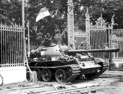 Xe tăng của quân giải phóng tiến vào Dinh Độc lập ngày 30/4/1975.