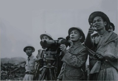 Cán bộ tác chiến Đặng Quân Thụy (ngoài cùng bên phải) tháp tùng Đại tướng - Tổng Tư lệnh Võ Nguyên Giáp thị sát mặt trận (1954). (Ảnh: Tư liệu)