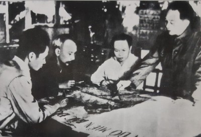 Chủ tịch Hồ Chí Minh và các đồng chí trong Ban Thường vụ Trung ương Đảng họp quyết định chủ trương, kế hoạch tác chiến Đông Xuân 1953-1954 và mở Chiến dịch Điện Biên Phủ. Ảnh tư liệu 