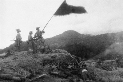 Bộ đội ta giương cao cờ chiến thắng trên cứ điểm Him Lam vừa chiếm được trong trận mở màn chiến dịch Điện Biên Phủ, chiều 13/3/1954. (Ảnh: Tư liệu TTXVN)