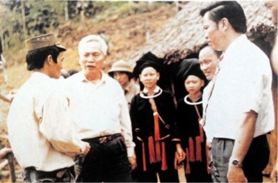 Đồng chí Đào Duy Tùng thăm tỉnh Yên Bái năm 1993. Ảnh: Tư liệu Văn phòng Trung ương Đảng.