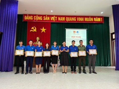 BTV Huyện Đoàn tặng giấy khen cho tập thể và cá nhân có thành tích xuất sắc trong Tháng thanh niên