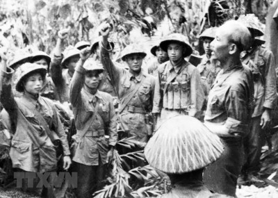 Chủ tịch Hồ Chí Minh đến thăm và nói chuyện với một đơn vị bộ đội tham gia Chiến dịch Điện Biên Phủ năm 1954. (Ảnh tư liệu: TTXVN)