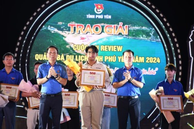Thường trực Tỉnh Đoàn trao giải nhất cho tác giả Phạm Trần Phúc, học sinh lớp  12C, Trường THPT Trần Phú, huyện Tuy An, với tác phẩm “Cầu gỗ”.