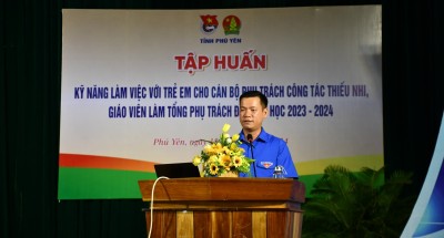 Đồng chí Võ Duy Kha - Phó Bí thư Tỉnh Đoàn, Chủ tịch Hội đồng Đội tỉnh phát biểu tại chương trình Lớp tập huấn