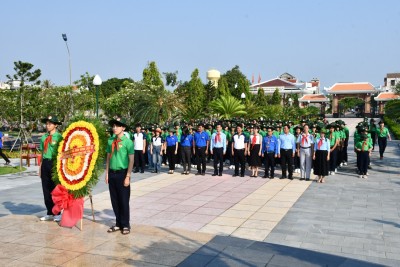 các đại biểu đặt vòng hoa tưởng niệm các anh hùng liệt sĩ tại Đài tưởng niệm.