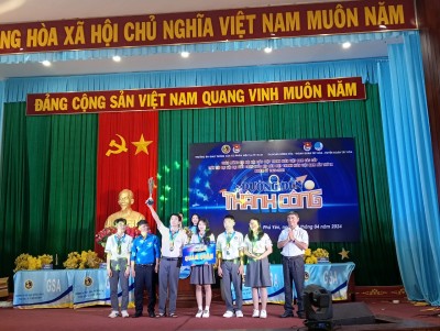 Ban tổ chức trao cúp vô địch cho đội thi trường Phổ thông Duy Tân.