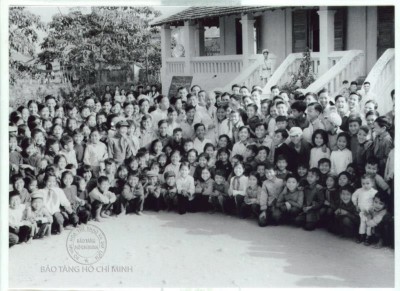 Chủ tịch Hồ Chí Minh chụp ảnh cùng các em học sinh và giáo viên Trường Cấp I, II Móng Cái, ngày 19/02/1960. (Nguồn: Bảo tàng Hồ Chí Minh)