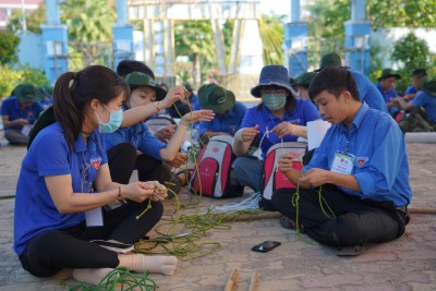 Các trại sinh tham gia thi kỹ năng cơ bản, cần thiết trong công tác vận động, đoàn kết tập hợp thanh niên về gút dây.