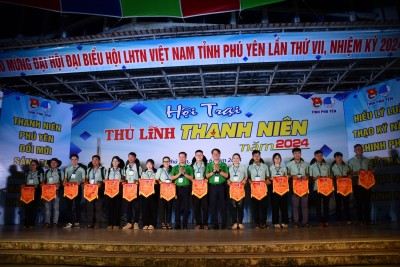 Thường trực Tỉnh Đoàn tặng cờ lưu niệm cho các đơn vị tham gia hội trại.