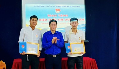 Trao tặng huy hiệu "Tuổi trẻ dũng cảm" cho đoàn viên dũng cảm cứu người tại Quảng Bình