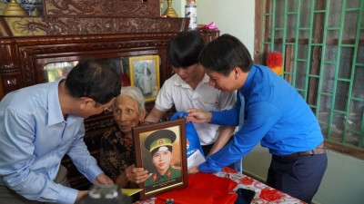 Thường trực Tỉnh Đoàn, Huyện ủy Tây Hòa, nhóm các bạn trẻ TeamLee trao ảnh phục chế chân dung liệt sĩ Phùng Thị Tuyết Sinh cho mẹ liệt sĩ.