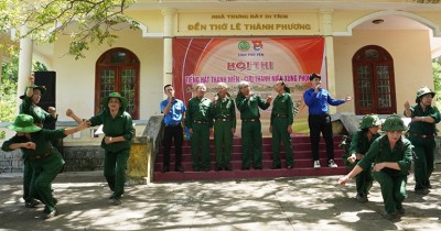 Hội viên Hội Cựu TNXP tỉnh và đoàn viên thanh niên tham gia hội thi Tiếng hát thanh niên - cựu TNXP trong chuyến hành quân về nguồn tại đền thờ Lê Thành Phương.