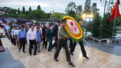Các đồng chí lãnh đạo, đại biểu dâng hoa, dâng hương lên Đài tưởng niệm.