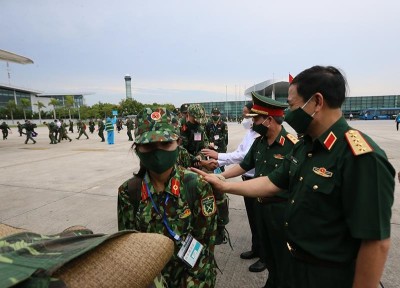 Bộ trưởng Bộ Quốc phòng, Đại tướng Phan Văn Giang,cùng các đại biểu động viên cán bộ, nhân viên, học viên Học viện Quân y trước giờ lên máy bay vào Nam chống dịch COVID-19
