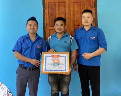 Anh Triệu Văn Điệp (giữa) nhận giấy khen của tổ chức Đoàn thanh niên địa phương. Ảnh: Duy Chiến