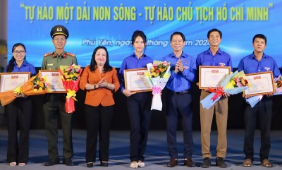 Đồng chí Cao Thị Hòa An, Phó Bí thư thường trực Tỉnh ủy, Chủ tịch HĐND tỉnh và Bí thư Tỉnh đoàn Lương Minh Tùng tặng thưởng cho đoàn viên đạt giải cuộc thi vẽ tranh về Tổ quốc Việt Nam và Chủ tịch Hồ Chí Minh.