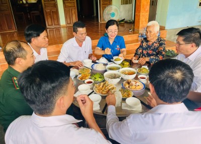 Tuy An: Đồng loạt tổ chức “Bữa cơm nghĩa tình” tại nhà các Mẹ Việt Nam Anh hùng             