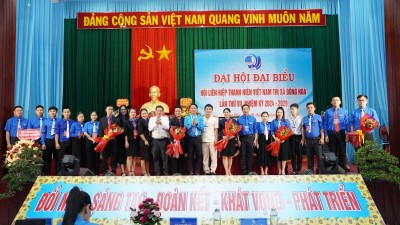 Đ/c Lương Minh Tùng, Bí thư tỉnh Đoàn, Chủ tịch Hội LHTN Việt Nam tỉnh và lãnh đạo Thị ủy, UBND thị xã tặng hoa chúc mừng anh, chị vào Ủy ban Hội LHTN Việt Nam thị xã Đông Hòa khóa VII.