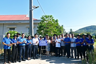 Lãnh đạo các đơn vị khánh công trình trọng điểm trong Chiến dịch tình nguyện Mùa hè xanh năm 2024 cảu trường.