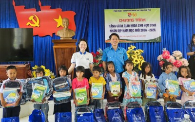 Tặng sách giáo khoa, cặp và phần quà trung thu cho 200 học sinh có hoàn cảnh khó khăn trên địa bàn tỉnh