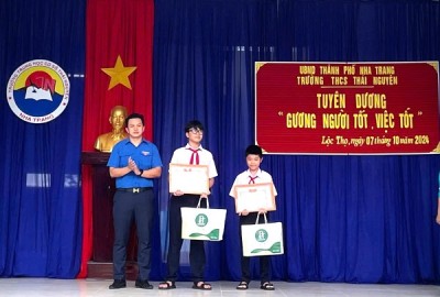 Tặng Bằng khen đột xuất cho 2 học sinh có hành động đẹp trong phong trào “Người tốt, việc tốt”