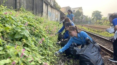 Hàng trăm bạn trẻ Huế tham gia dọn rác, trồng cây làm đẹp tuyến đường sắt để chuẩn bị đón chuyến tàu du lịch nối Huế - Đà Nẵng sắp lăn bánh từ ngày 26-3 tới