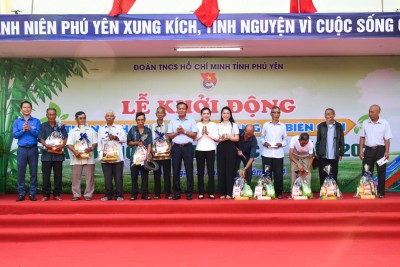 Các đồng chí lãnh đạo trao quà cho các em học sinh có hoàn cảnh khó khăn trên địa bàn phường.