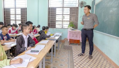 Tương và Vũ ngồi cùng bàn đầu, cùng học và làm đôi chân cho bạn đến trường trong gần 3 năm qua