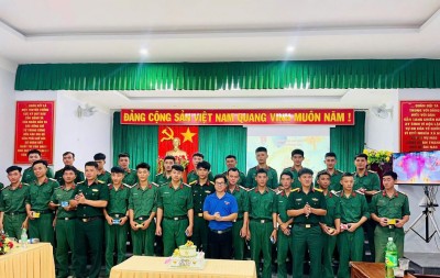 Đại biểu tặng quà sinh nhật đồng đội cho 26 đồng chí cán bộ, chiến sỹ có ngày sinh nhật trong tháng 10, 11 năm 2024