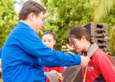 Bí thư Thành Đoàn TP.HCM Ngô Minh Hải (trái, đeo khăn rằn) tiễn chiến sĩ tình nguyện lên đường làm nhiệm vụ.