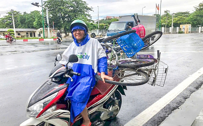 Thầy Lê Khắc Dũng đi xin xe đạp cũ về tân trang để tặng học sinh nghèo - Ảnh: ĐỨC ANH