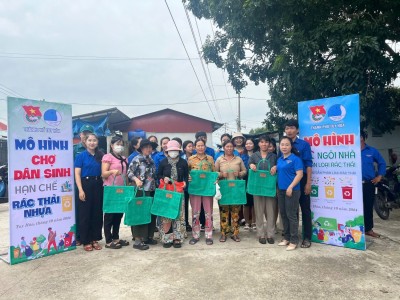 Trao tặng túi lưới và thực hiện mô hình tại chợ trung tâm xã Hòa Kiến "Ngôi nhà phân loại rác thải".