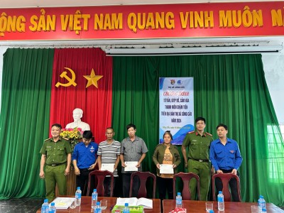 Ban tổ chức đã trao 03 phần quà cho 03 hộ gia đình thanh niên chậm tiến có hoàn cảnh khó khăn.