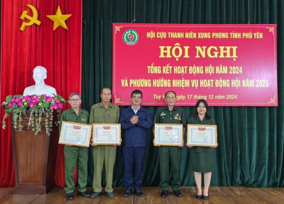 Trung ương Hội Cựu thanh niên xung phong tặng bằng khen cho các tập thể, cá nhân đã có thành tích xuất sắc trong hoạt động và xây dựng Hội năm 2024.