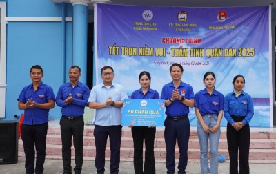 Lãnh đạo Tỉnh Đoàn Phú Yên; Lãnh đạo Trung tâm Công tác xã hội Thanh thiếu niên Việt Nam trao bảng tượng trưng