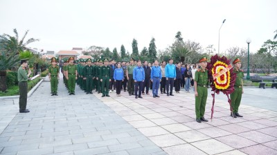 Lực lượng đoàn viên, thanh niên tham gia tu tảo Nghĩa trang Liệt sĩ tỉnh.