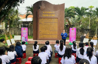 Đồng chí Võ Thị Mai Phương, Bí thư Huyện Đoàn, Chủ tịch Hội đồng Đội huyện phát biểu khai mạc Ngày hội.