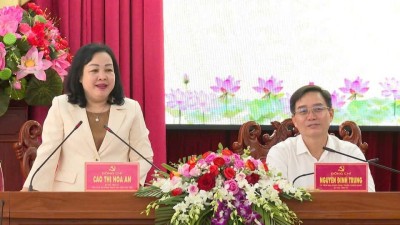 Đồng chí Cao Thị Hòa An, Bí thư Tỉnh ủy, Chủ tịch HĐND tỉnh Phú Yên phát biểu tại hội nghị.